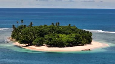Beyaz kumlu plajlarla çevrili tropik bir ada. Mavi denizde tekneler. San Victor Adası. Davao, Filipinler.
