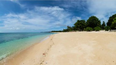 Okyanus dalgaları kumlara çarpışıyor. Santa Fe, Tablo Adası. Romblon, Filipinler.