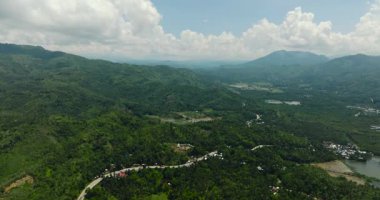 Filipinler 'de yağmur ormanları olan tropik bir dağ. Mindanao. Yukarıdan drone görünümü.