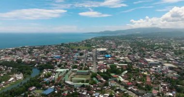 Iligan şehrinin panorama drone görüntüsü. Mavi gökyüzü ve bulutlar. Kuzey Mindanao, Filipinler.