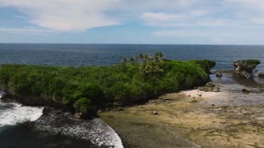 Deniz boyunca yeşillik ve kumlu plajlarla kaplı küçük bir ada. Siargao, Filipinler.