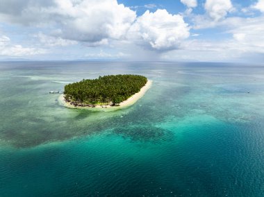 Turkuaz berrak su ve mercan resifleriyle çevrili uzak bir ada. Siargao, Filipinler. Casa Desideria.