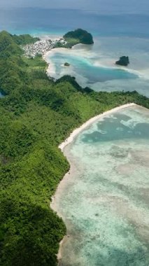 Turkuaz su ve kıyı lagünlü mercan resifleriyle çevrili yoğun yeşil adalar. Sugba Mavi Göl. Siargao, Filipinler.