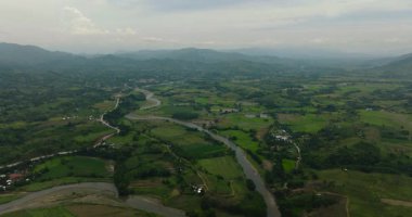 Tarım arazileri ve nehirler dağ eyaletinin üzerinde. Mavi gökyüzü ve bulutlar. Mindanao, Filipinler.