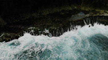 Kıyıdaki engebeli kaya çıkıntısına çarpan güçlü deniz dalgaları. Siargao, Filipinler. Yavaş Hareket.