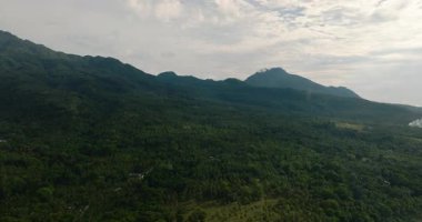 Yeşil yemyeşil bitki örtüsü ve yeşil tepeleri olan dağların manzarası. Camiguin Adası. Filipinler.