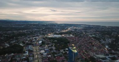 Alacakaranlıkta Cagayan de Oro 'da otoyol. Mindanao, Filipinler. Şehir manzarası.