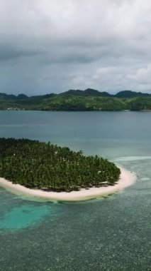 Yoğun hindistan cevizi ağaçları mercan resifleri, sığ turkuaz deniz ve beyaz kumsal ile çevrili ıssız bir ada. Siargao, Filipinler. Casa Desideria.