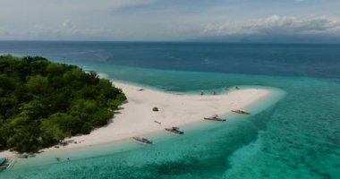Mantigue Adası 'nda kayıklı bir sahil şeridi. Camiguin, Filipinler.