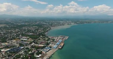 Sarangani Körfezi 'nden General Santos City. Mindanao, Filipinler. Şehir manzarası.