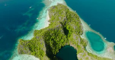 Coron, Palawan 'daki Kara Göl ve Banul Sahili üzerinde uçuyor. Filipinler.