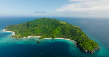 Mavi denizle çevrili Cobrador Adası manzaralı. Romblon, Filipinler.