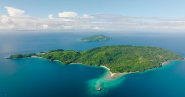 Alad Adası 'nın beyaz kumlu ve mavi denizli havadan görünüşü. Romblon, Filipinler.
