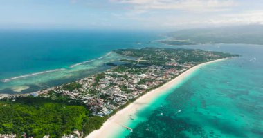 Beyaz kumlu sahil şeridi ve turkuaz deniz suyu ve dalgaları. Boracay Adası. Filipinler.