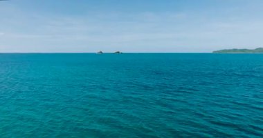 Mavi deniz ve El Nido 'daki küçük adaların insansız hava aracı görüntüsü. Palawan 'da. Filipinler.