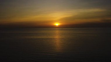 Bantayan Adası 'nda günbatımının güzel manzarası. Deniz üzerinde kırmızı turuncu gün batımı gökyüzü, deniz manzarası. Madridejos, Cebu. Filipinler.