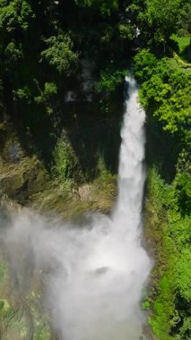 Sebu Gölü 'ne ölçülemez düşüşler. Etrafı yemyeşil bitkiler ve ağaçlarla çevrili Hikong Bente. Mindanao, Filipinler. Dikey görünüm.