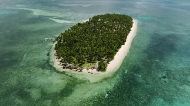 Ada yeşil palmiye ağaçları, kumlu kıyılar ve turkuaz sığ sularla çevrilidir. Siargao, Filipinler. Casa Desideria.