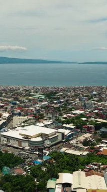 Filipinler 'in en büyük şehrinin havadan görünüşü. Davao Şehri. Mindanao, Filipinler. Dikey görünüm.