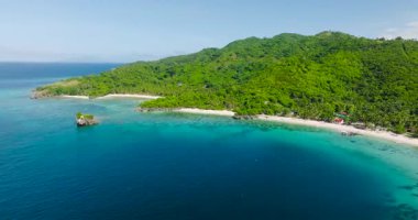 Cobrador Adası sahillerinde beyaz kumlar. Romblon, Filipinler.