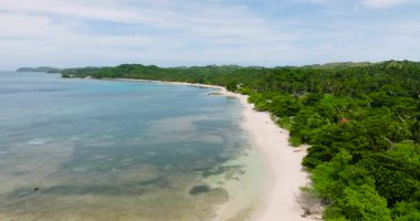 Beyaz kumlu ve berrak dalgalı tropik plajın doğal manzarası. Santa Fe, Tablas, Romblon. Filipinler.