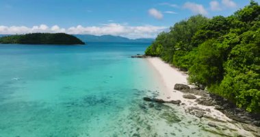 Beyaz kumlu plajın tropik manzarası. Mavi gökyüzü ve bulutlar. Romblon Adası. Romblon, Filipinler.