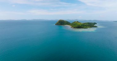 Mavi deniz ve sahil manzaralı İHA manzarası. Coron, Palawan 'daki Dimanglet Adası. Filipinler.