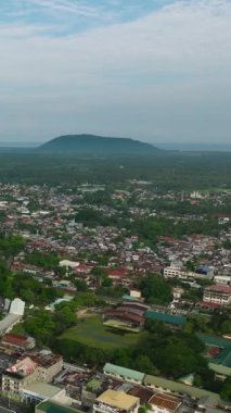 Cotabato City, gündüz vakti bağımsız şehir. Mavi gökyüzü ve bulutlar. Mindanao, Filipinler. Şehir manzarası. Dikey görünüm.