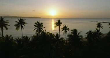 Günbatımı arka planına sahip tropikal plajın drone görüntüsü. Santa Fe, Tablas, Romblon. Filipinler.