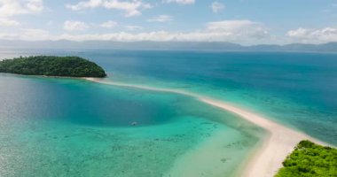 Beyaz kumsalı, şeffaf berrak suyu ve dalgaları olan bir sahil. Romblon Adası. Romblon, Filipinler.
