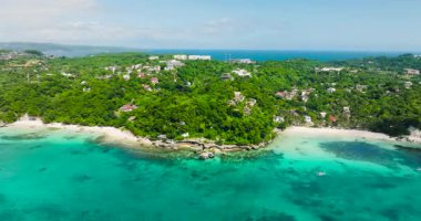 Boracay 'daki Rocky Beaches ve beyaz kumlar. Turkuaz su ve mercanları temizleyin. Filipinler.