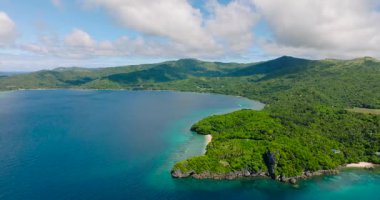 Mavi deniz ve yeşil ormanlı tropikal ada. Mavi gökyüzü ve bulutlar. Romblon 'daki Romblon Adası. Filipinler.
