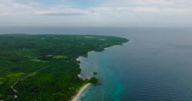 Carabao Adası 'ndaki beyaz kumlu sahilin havadan görünüşü. San Jose, Romblon. Filipinler.