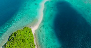Turkuazın üst görüntüsü ve güneş yansımalı mavi deniz suyu. Bang-og Adası. Romblon, Romblon. Filipinler.