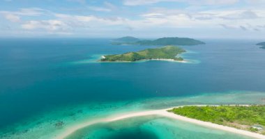 Beyaz kum plajı ve turkuaz deniz suyuyla tropik ada manzarası. Romblon, Romblon. Filipinler.