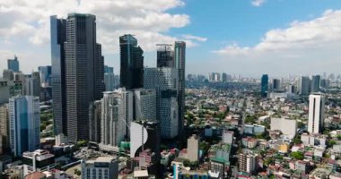 Gökdelenleri ve yüksek kuleleri olan Makati Şehri. Metro Manila, Filipinler.