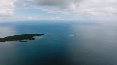 Dağınık adaları olan engin deniz manzarası ve su üzerinde bulutlu mavi gökyüzü. Siargao, Filipinler.