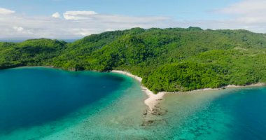 Alad Adası 'nda turkuaz su ve plaj. Romblon, Filipinler 'de mavi deniz ve tekneler.