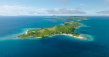 Mavi denizle çevrili adalar. Mavi gökyüzü ve bulutlar. Romblon, Romblon. Filipinler.