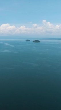 Gölü ve iki küçük adası olan güzel bir manzara. Lanao Gölü. Mindanao, Filipinler. Dikey görünüm.