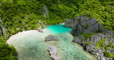 Cadlao Adası 'nda saydam deniz suyu. Cadlao Lagoon ve Sandy Beach. El Nido. Palawan, Filipinler.