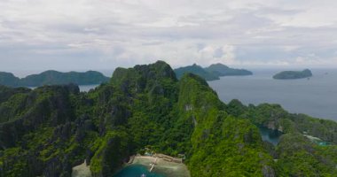 El Nido Resorts - Miniloc Adası ve Büyük Göl 'ün havadan görünüşü. El Nido, Palawan. Filipinler.