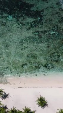 Temiz sığ su ve mercan resifleriyle çevrili beyaz kumlu sahil. Siargao, Filipinler. Magpupungko Sahili.