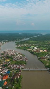 Filipinler, Mindanao 'daki Cotabato Nehri' nin havadan görünüşü. Şehir manzarası. Dikey görünüm.