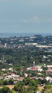 Filipinler 'in Zamboanga şehrinde bir kule ve yerleşim alanı. Dikey, hikayeler.