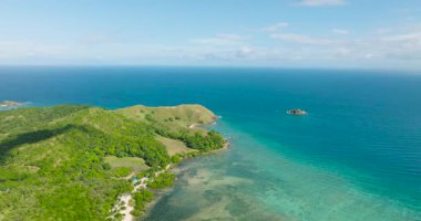 Turkuaz deniz suyu ve mercan resifleri olan Cabangajan Adası. Santa Fe, Tablas, Romblon. Filipinler.
