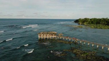 Sörfçülerin dalgaları yakaladığı Cloud 9 Sörf Alanı 'nın havadan görüntüsü. Siargao, Filipinler. Bulut 9 Sörf Alanı.