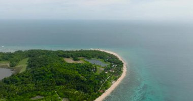 Paddy pirinç tarlaları ve beyaz kumlu sahil şeridi. Santa Fe, Tablas, Romblon. Filipinler. 5 bin..