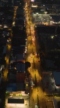 Otobanın her tarafında güzel ışıklar olan şehir manzarası. Davao Şehri, Filipinler. Mindanao. Dikey görünüm.