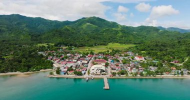 San Agustin, Romblon 'daki dağ yamacındaki güzel şehir manzarası ve kıyı şeridi. Filipinler.